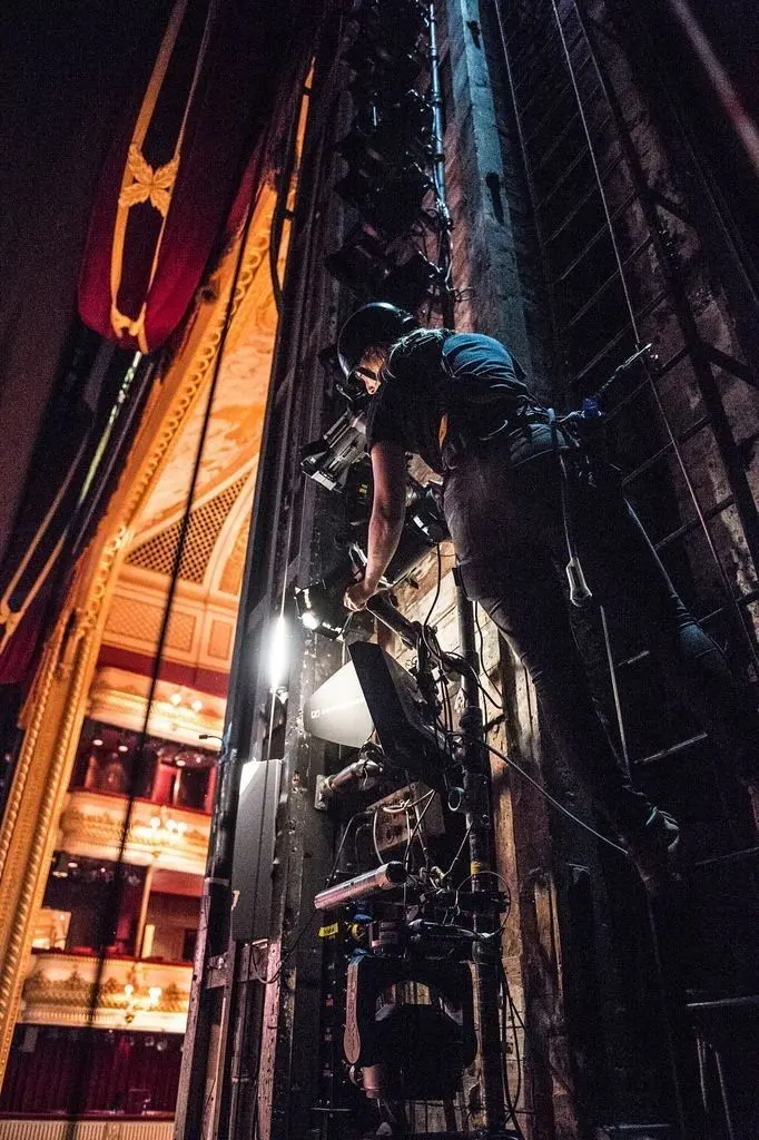 Tecnico al lavoro dietro le quinte di un teatro